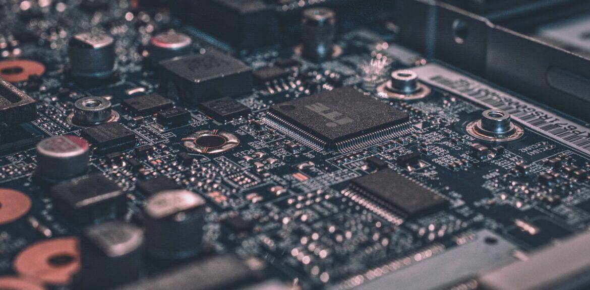 Placa base con componentes electrónicos detallados.