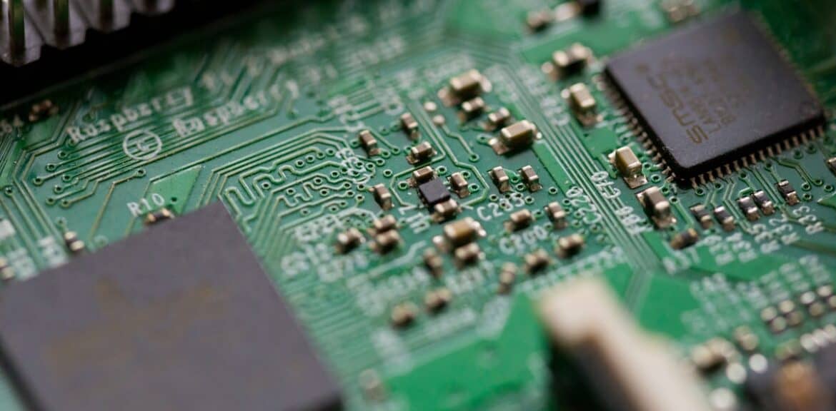 Placa de circuito impreso con microchips y componentes electrónicos.