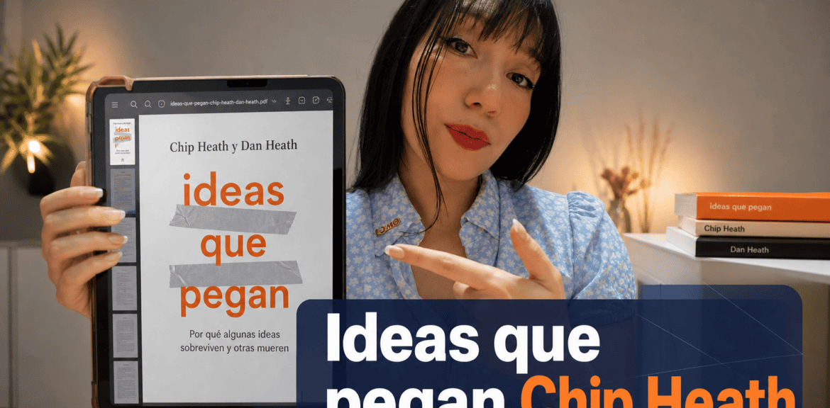 Mujer muestra libro 'Ideas que pegan' en tableta.