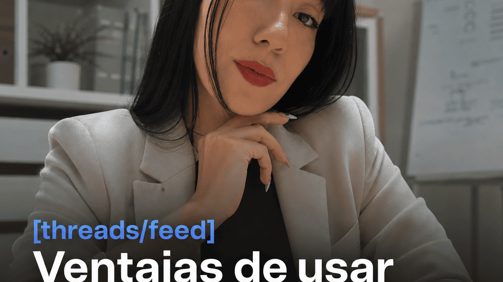 Mujer en oficina hablando sobre email marketing.