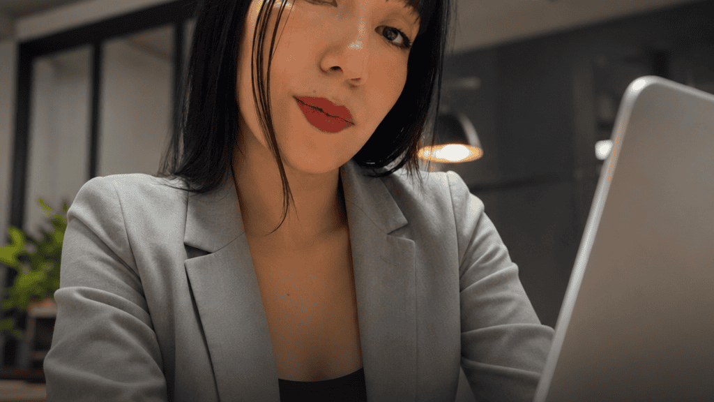 Mujer profesional hablando sobre registro de dominios.