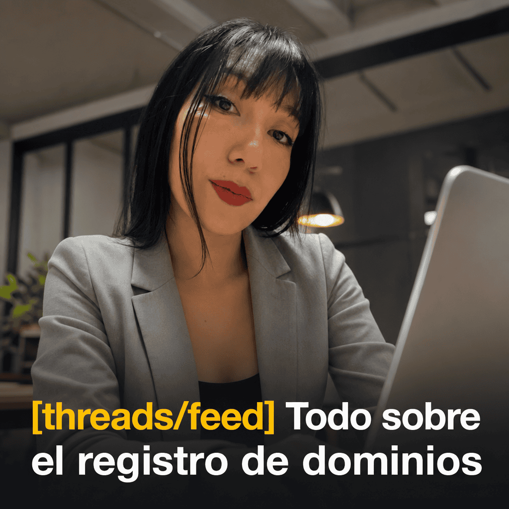 Mujer profesional hablando sobre registro de dominios.