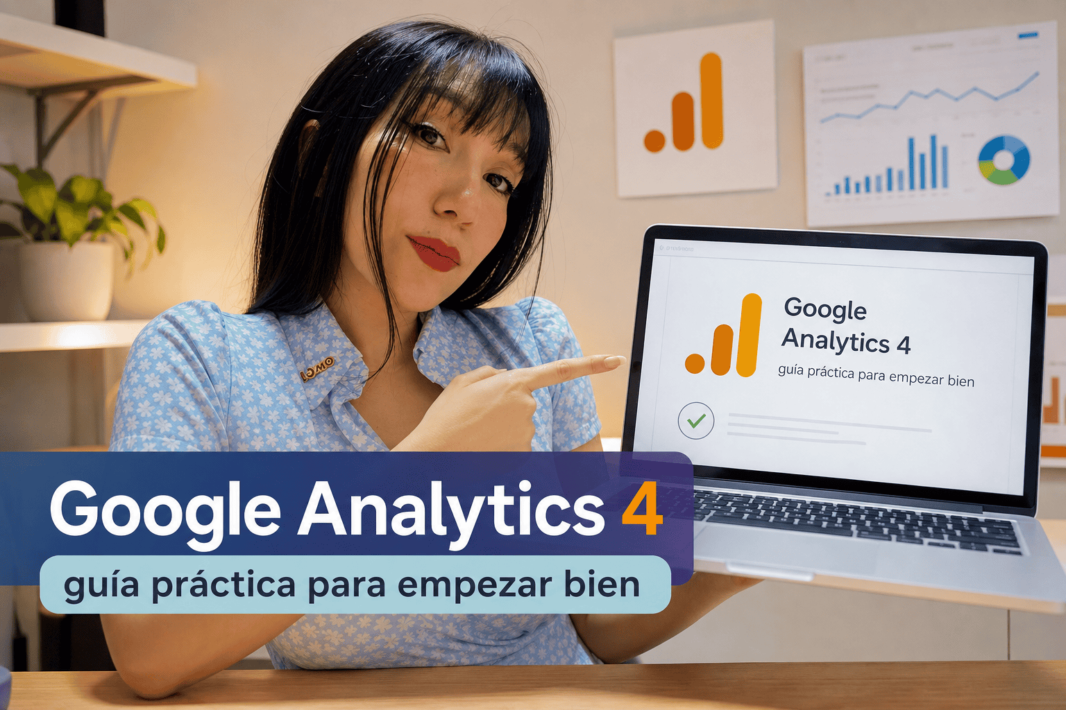 Mujer mostrando guía de Google Analytics 4 en portátil.