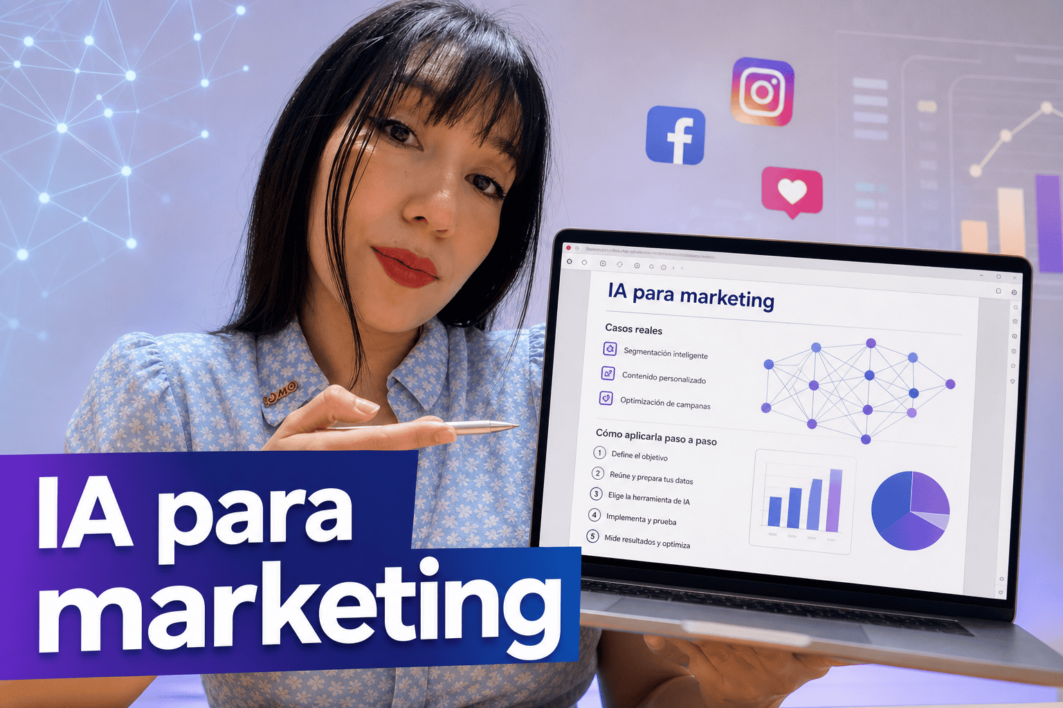 Mujer presentando IA para marketing en portátil.