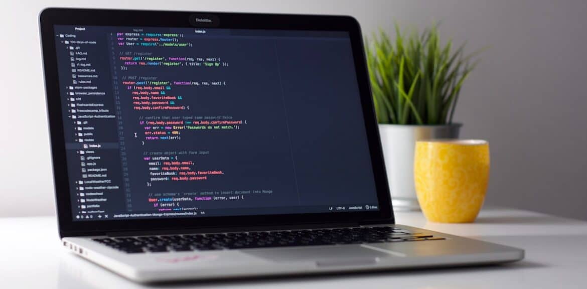 Portátil con código de programación en pantalla.