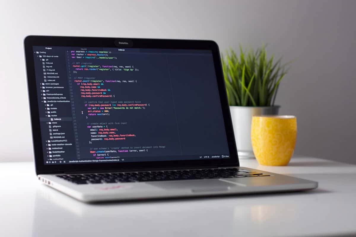 Portátil con código de programación en pantalla.