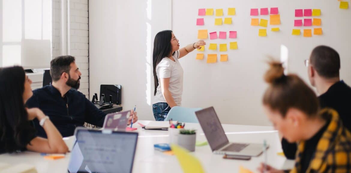 Reunión de equipo con notas adhesivas en pared