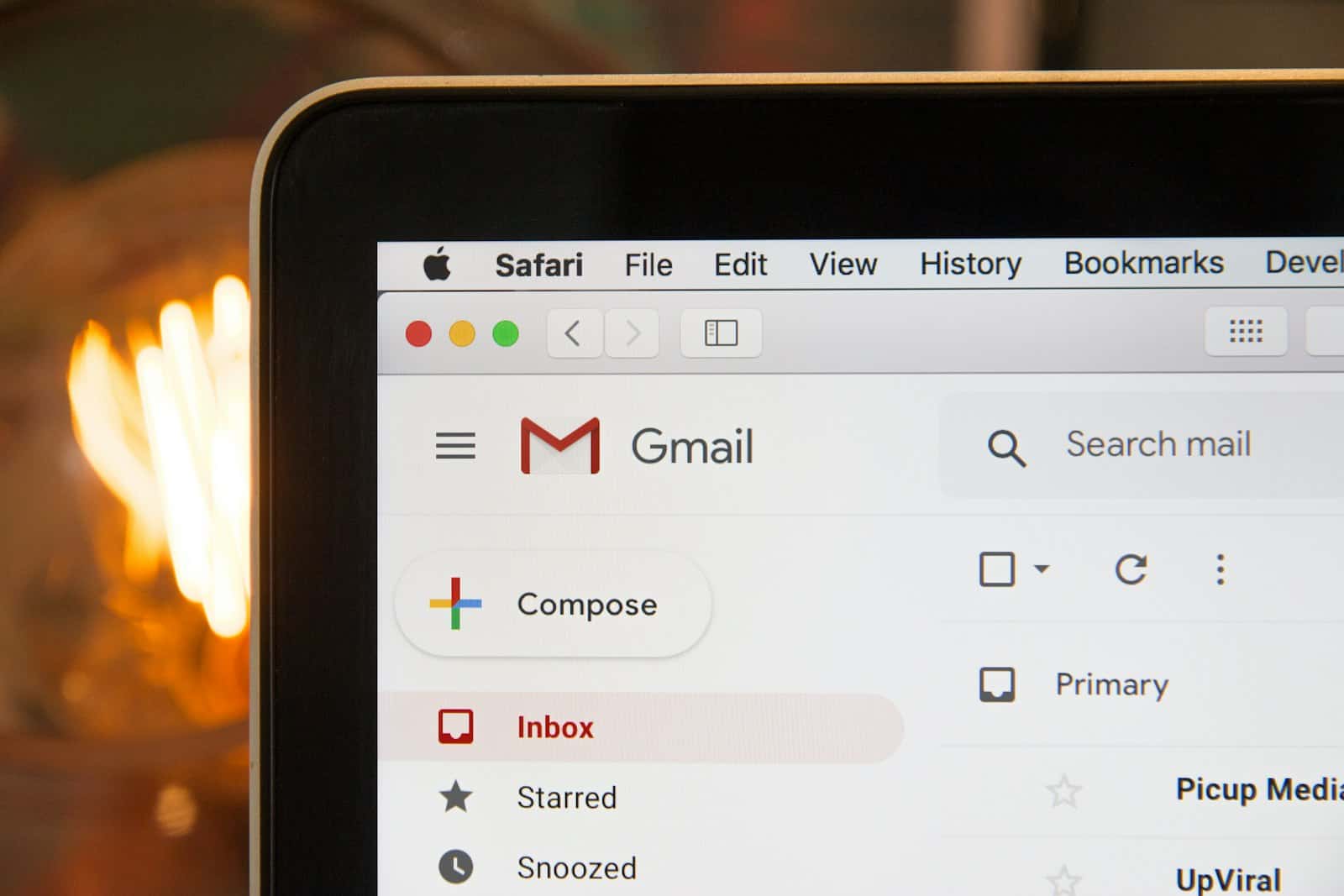 Bandeja de entrada de Gmail en un portátil, punto de partida de las APIs de email marketing