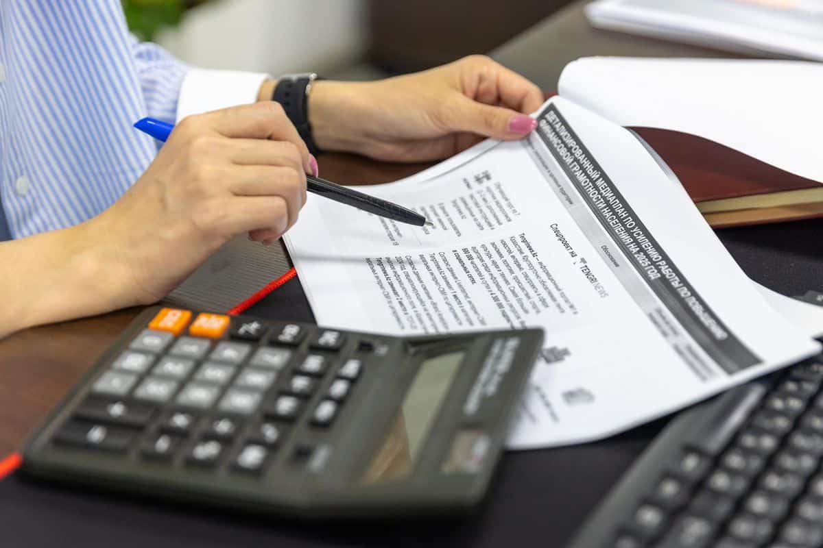 Automatización de facturación y contabilidad: documentos financieros y calculadora sobre una mesa