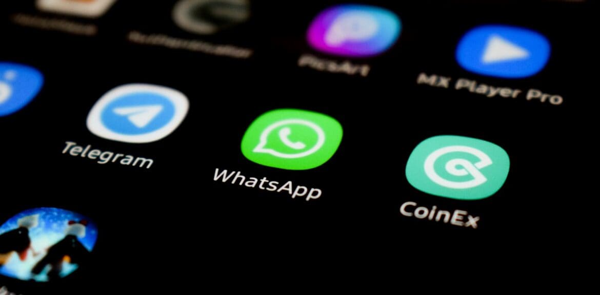 Automatizar ventas por WhatsApp en una empresa: icono de WhatsApp en la pantalla de un smartphone