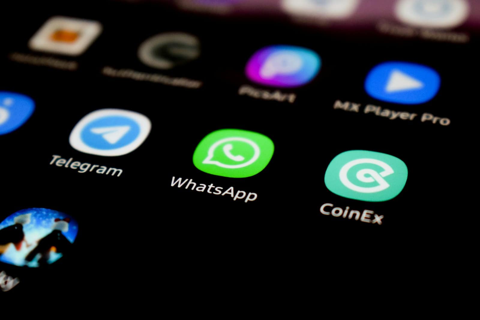 Automatizar ventas por WhatsApp en una empresa: icono de WhatsApp en la pantalla de un smartphone