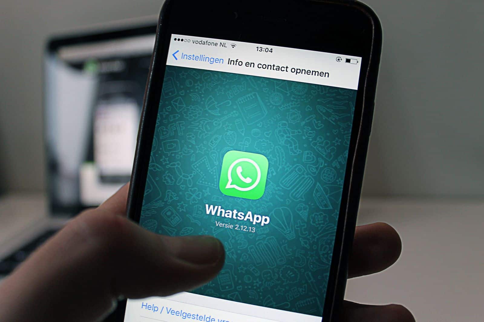 WhatsApp en un movil, canal principal de los chatbots WhatsApp Business