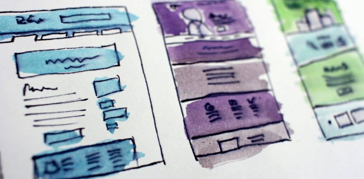 Wireframes en papel del diseño de una página web, primer paso para calcular cuánto cuesta una página web en 2026
