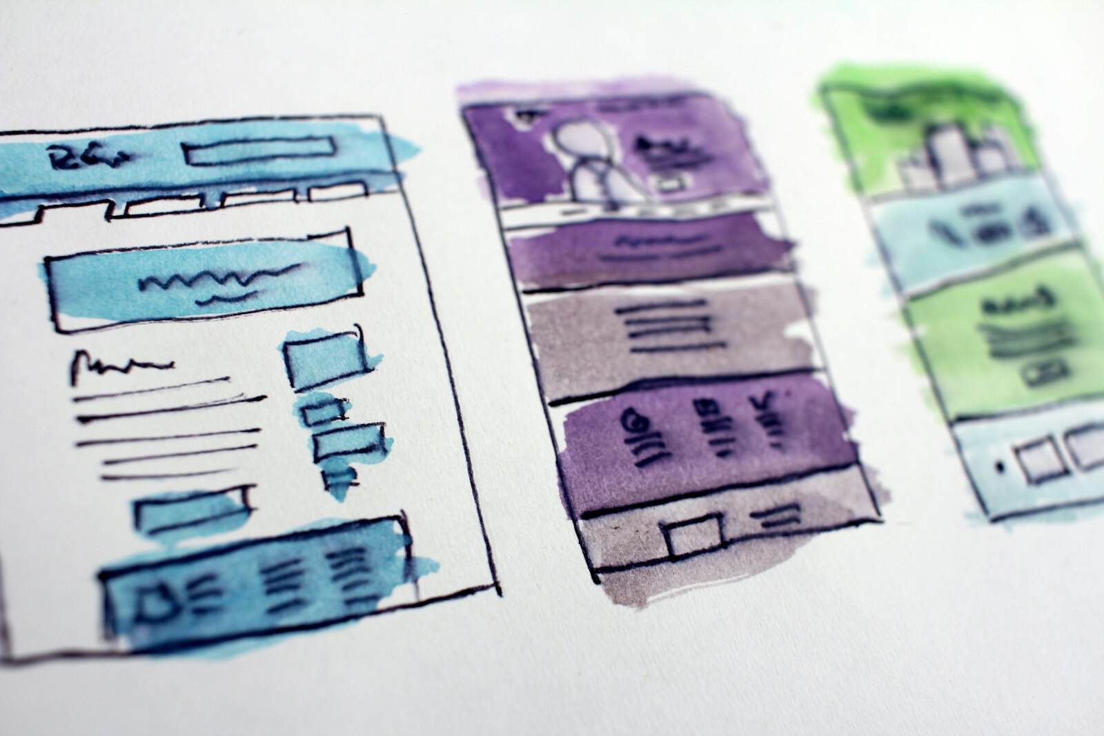 Wireframes en papel del diseño de una página web, primer paso para calcular cuánto cuesta una página web en 2026