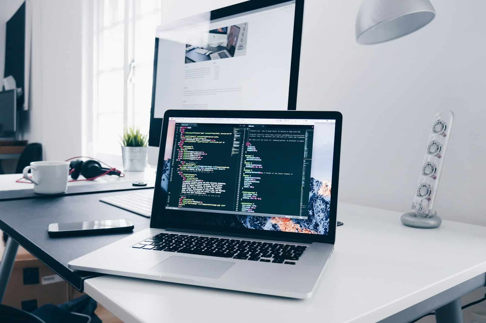 Desarrollador programando una página web profesional en un portátil