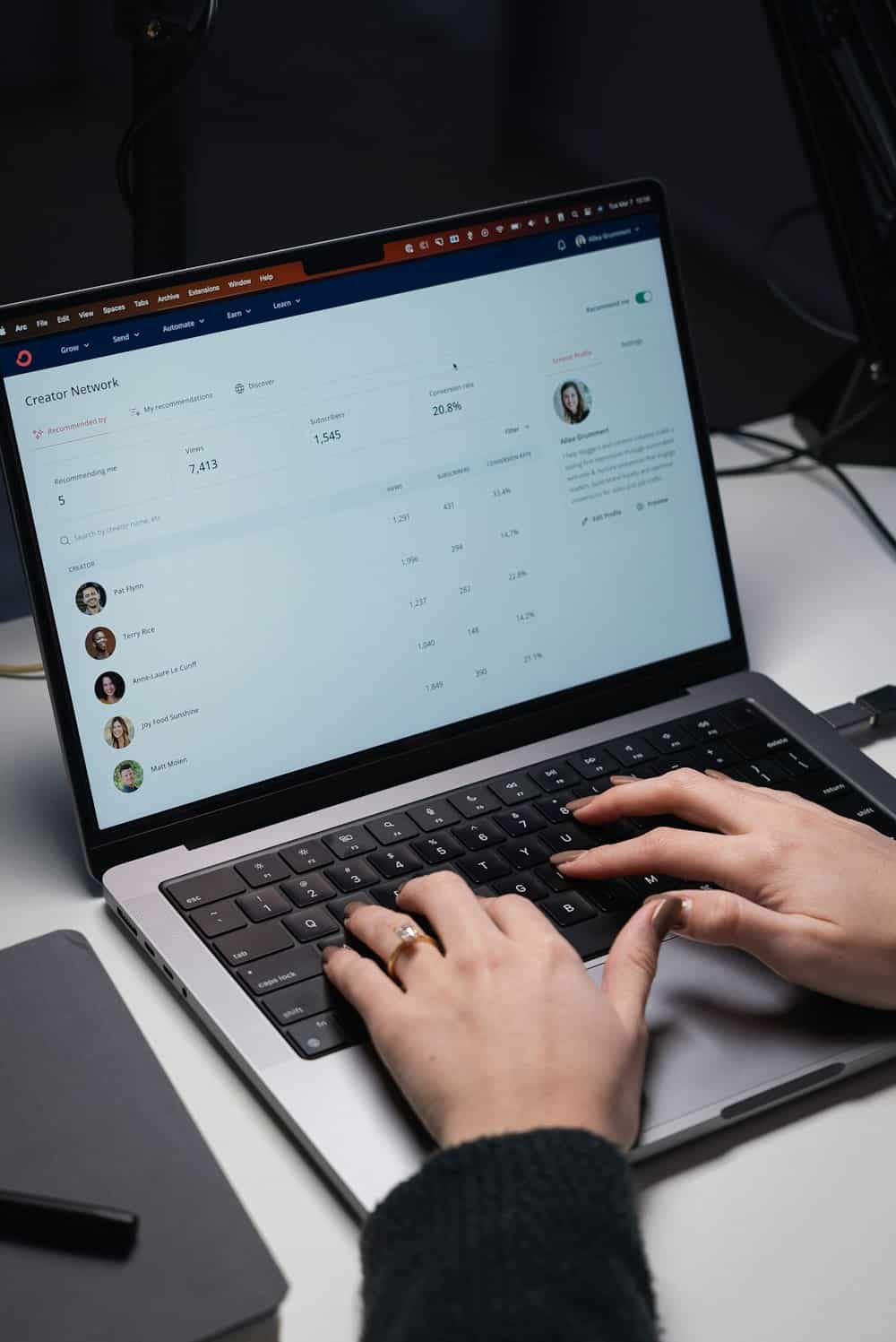 Persona gestionando campañas en una herramienta de email marketing desde su portátil