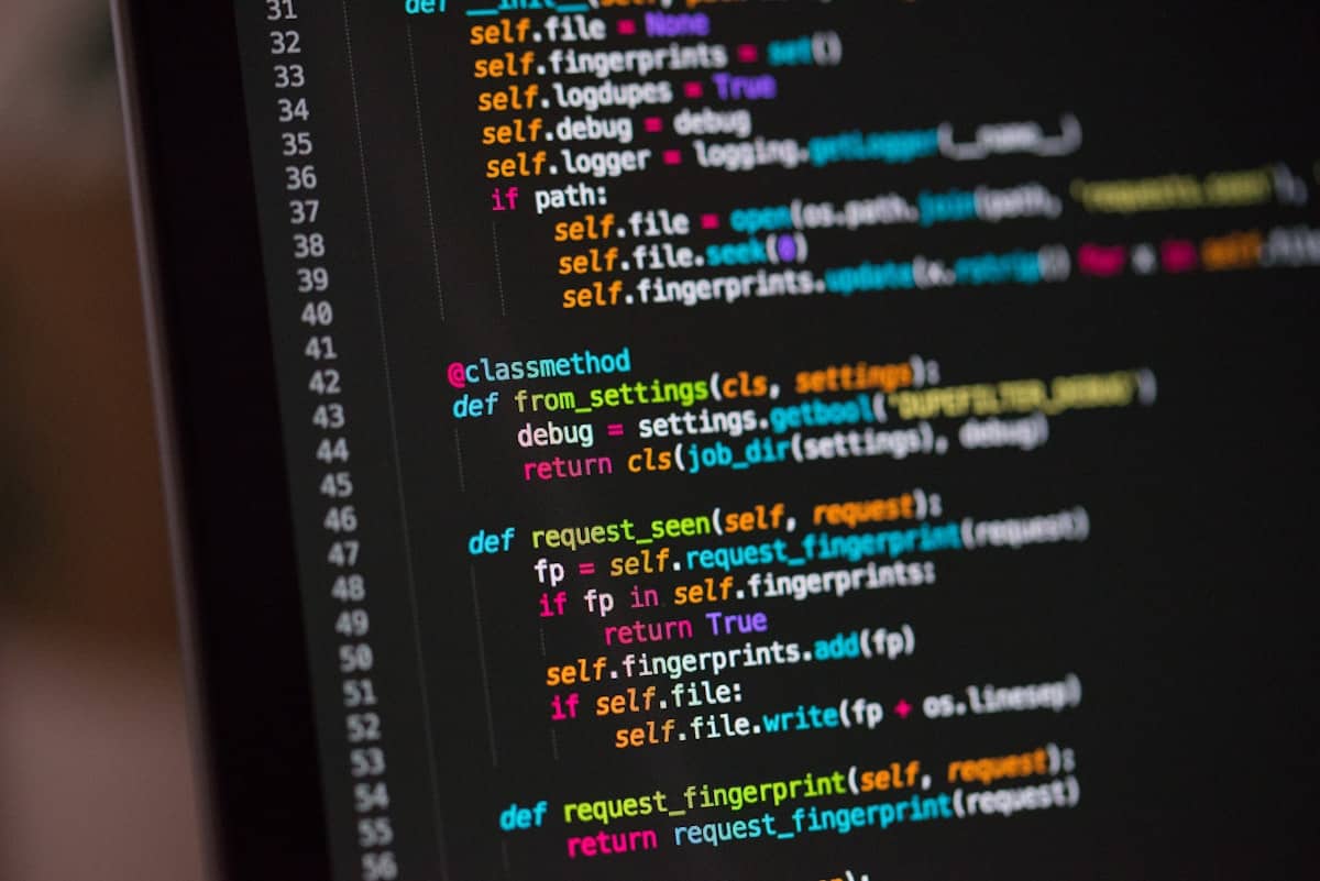 Pantalla con código de programación para integrar una API de email marketing