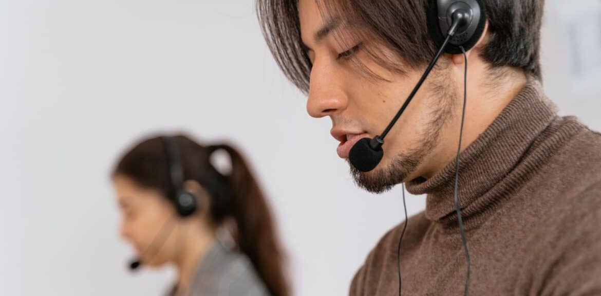Equipo de atención al cliente cuyo trabajo repetitivo puede asumir un chatbot para empresas