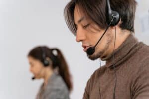 Equipo de atención al cliente cuyo trabajo repetitivo puede asumir un chatbot para empresas