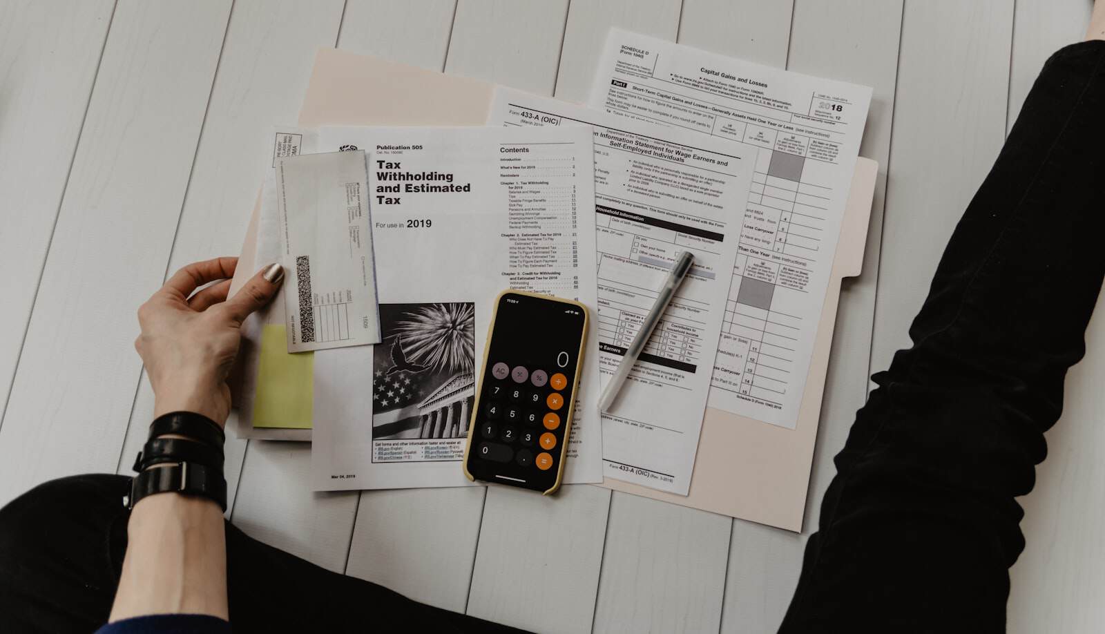 Cálculo del presupuesto de diseño web con calculadora y documentos